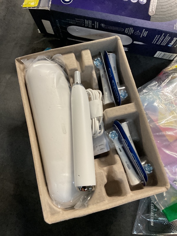 View 5 of ***LIKE NEW/OPEN BOX***
Oral-B iO9 Genius Electric Toothbrush, 7 Modes, White Alabaster