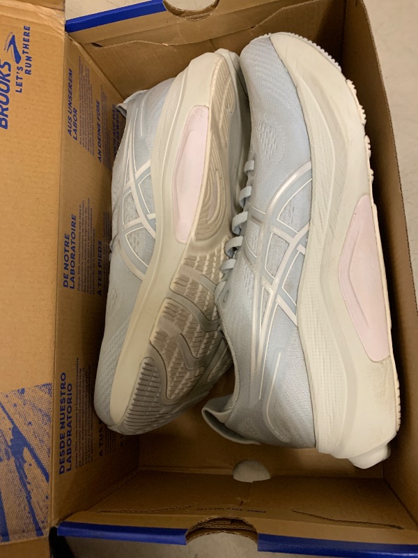 Photo 1 of ASICS Women's Gel-Kayano 32 Running Shoes
Size 9 1/2