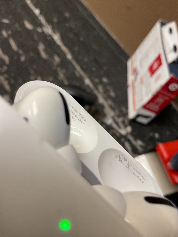 Photo 1 of DEFECTIVE WONT CONNECT .....................Apple AirPods Pro (White)
