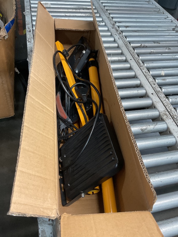 View 3 of ** may be missing parts **
TEXTHELL 3-Head LED Work Light with Stand