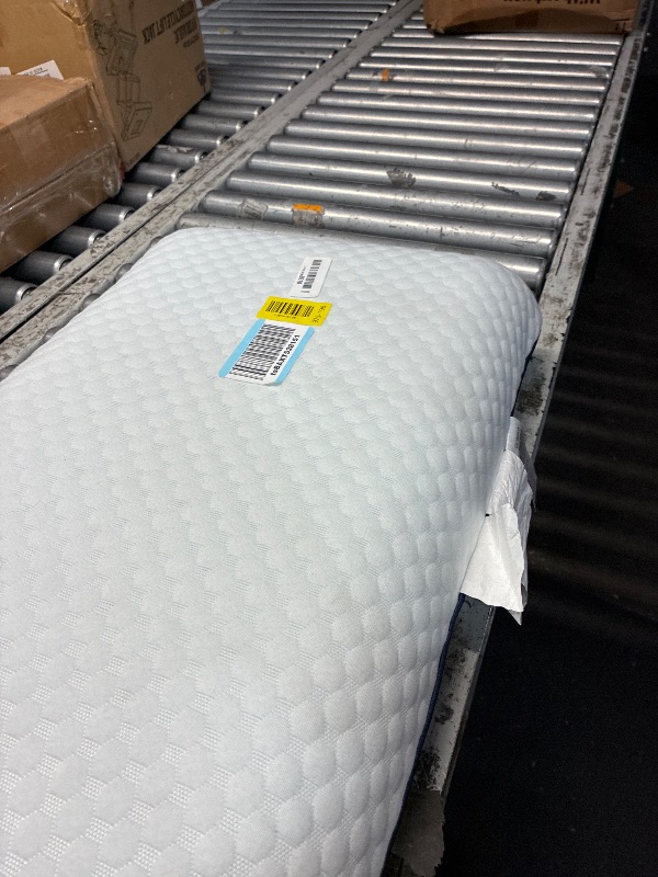 View 2 of *****USED***
WEEKENDER Cooling Gel Memory Foam Pillow, King