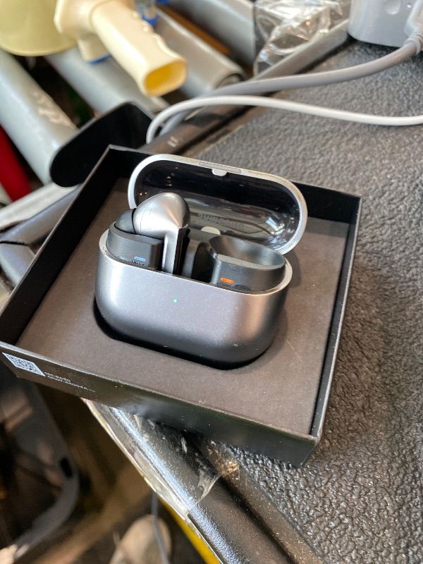 Photo 1 of [MISSING PARTS] Samsung Galaxy Buds 3 Pro AI True Wireless Bluetooth Earbuds, Noise Cancelling, Sound Optimization, Redesigned Comfort Fit, Silver [US Version, Amazon Exclusive, 2Yr Warranty]