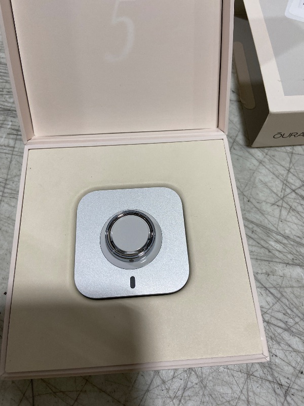 Photo 1 of Oura Ring 5 Smart Ring - Silver - Size 8