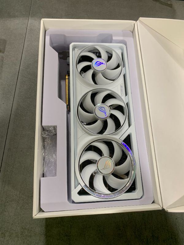 Photo 1 of ASUS ROG Astral GeForce RTX 5090 32GB GDDR7 White OC Edition Graphics Card
