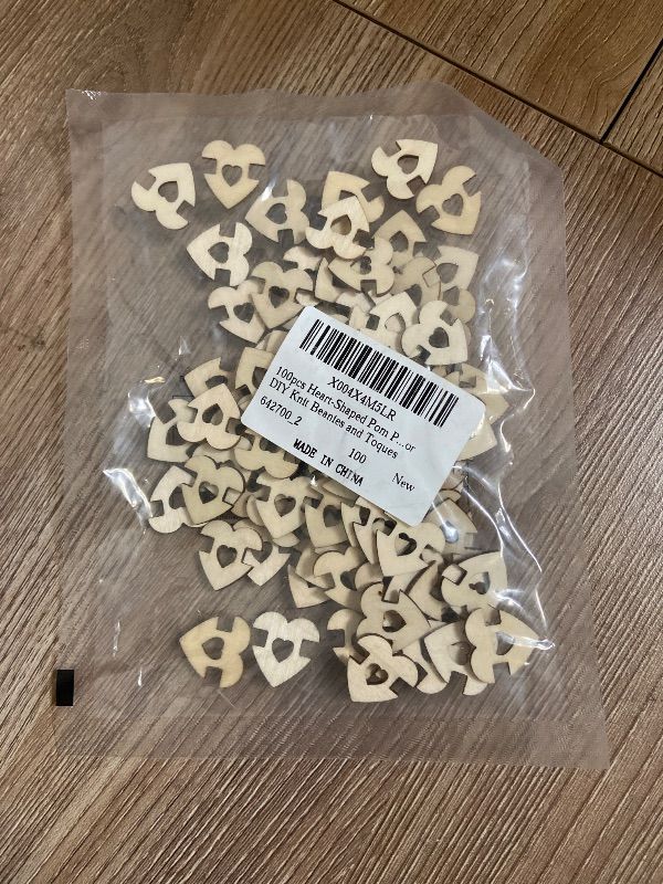 Photo 1 of 100pcs Heart-Shaped Pom Pom Buttons for Hats, 20mm Removable Love Wooden Handmade Buttons, Knitted Hat Making Fastener Tool, Faux Fur Pom Pom Holder Keepers Fastener for DIY Knit Beanies and Toques