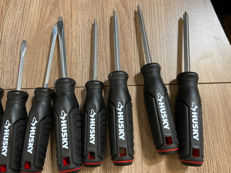 Photo 1 of 14-piece Husky screwdriver set featuring dual-material handles and magnetic tips.
