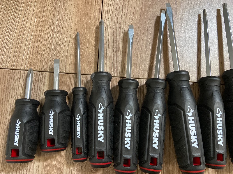 Photo 1 of 14-piece Husky screwdriver set featuring dual-material handles and magnetic tips.