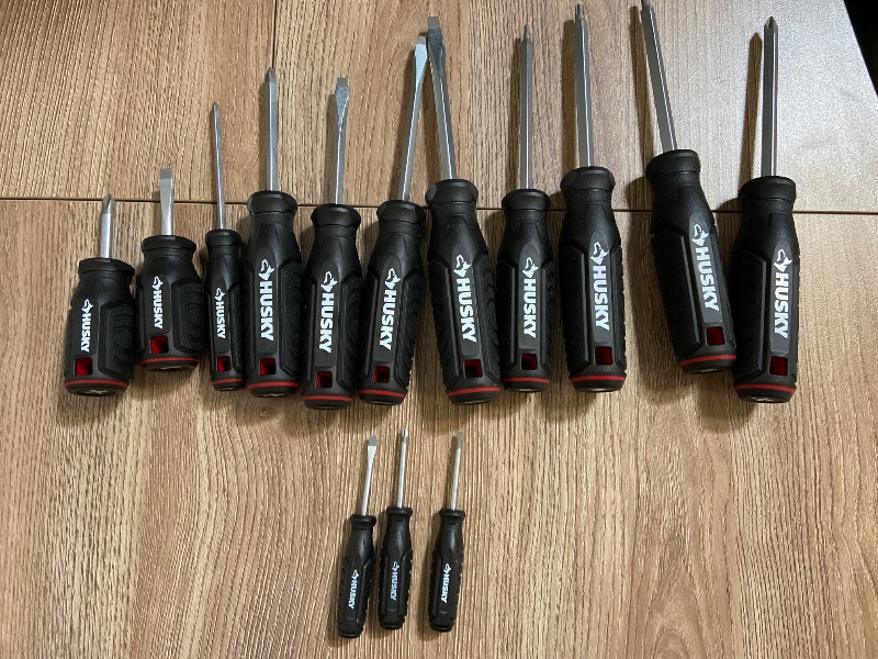Photo 1 of 14-piece Husky screwdriver set featuring dual-material handles and magnetic tips.