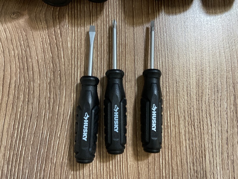 Photo 1 of 14-piece Husky screwdriver set featuring dual-material handles and magnetic tips.
