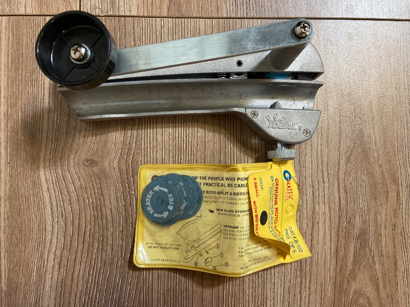 Photo 1 of Ideal 35-782 Sir Nickless Armored Cable Cutter, accompanied by a replacement pack of Seatek B-102 rotary blades