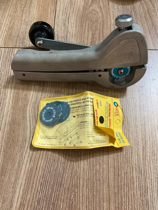 Photo 1 of Ideal 35-782 Sir Nickless Armored Cable Cutter, accompanied by a replacement pack of Seatek B-102 rotary blades