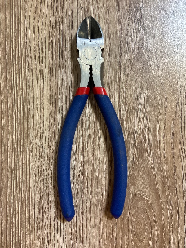 Photo 1 of 6in WORKPRO Diagonal Cutting Plier (side cutter) featuring blue and red cushion-grip handles.