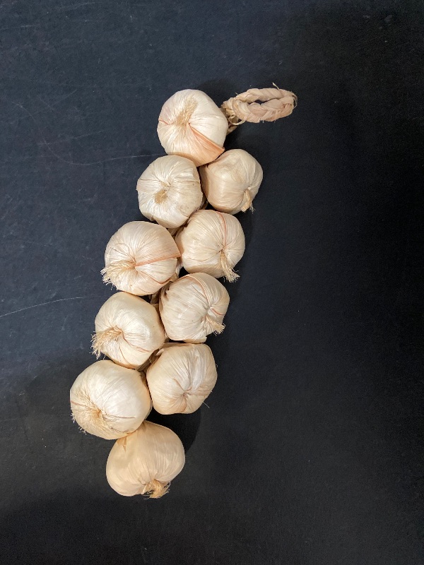 Photo 1 of Cabilock 1 pc Halloween Artificial Garlic String-Simulation Artificial Lifelike Fake Vegetable, Hanging String Photography Props for Home Office Kitchen Decoration.