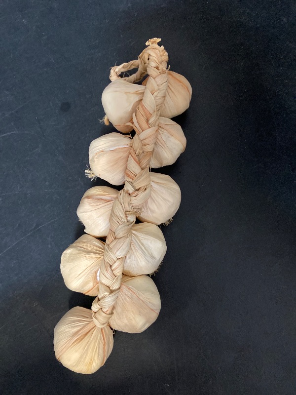 Photo 1 of Cabilock 1 pc Halloween Artificial Garlic String-Simulation Artificial Lifelike Fake Vegetable, Hanging String Photography Props for Home Office Kitchen Decoration.