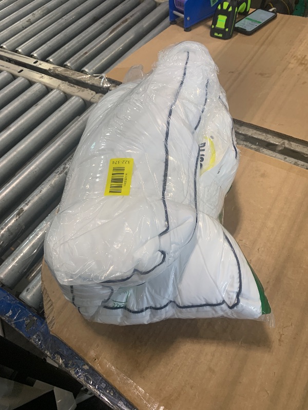 Photo 1 of ***SIMILAR IMAGEN ONLY HAVE ONE*** Serta Hotel Collection Bed Pillows Queen/Standard Size Set of 2, 18"x26"
400 Thread Count 100% Cotton Cover, Medium Soft, Support Gusseted Down Alternative Pillow for Back, Stomach or Side Sleepers