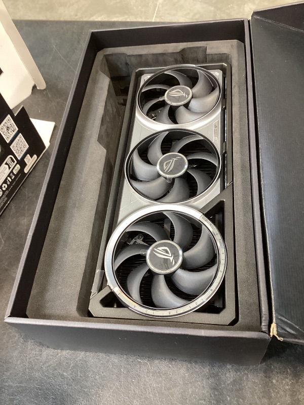 Photo 1 of ASUS ROG Astral NVIDIA GeForce RTX 5090 32GB GDDR7 OC Graphics Card