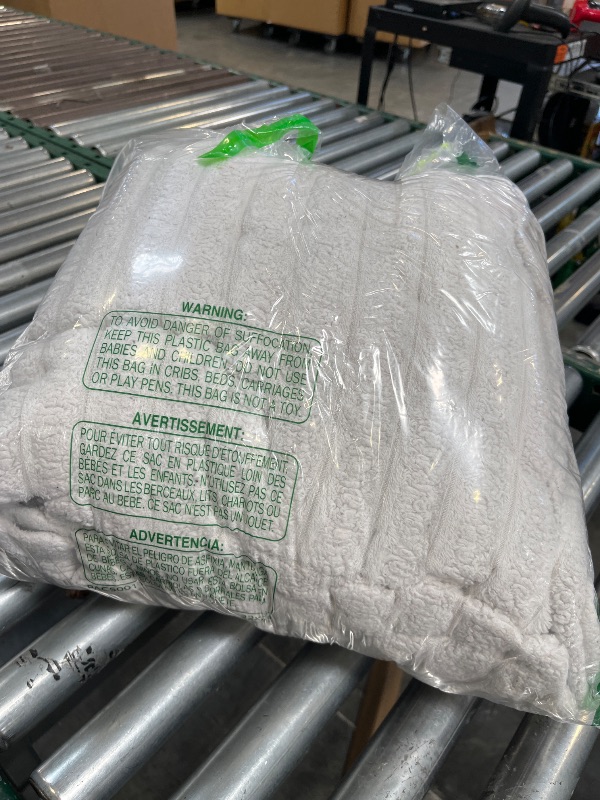 Photo 1 of Bedsure King Size Flannel Fleece Blanket - WHITE GREY