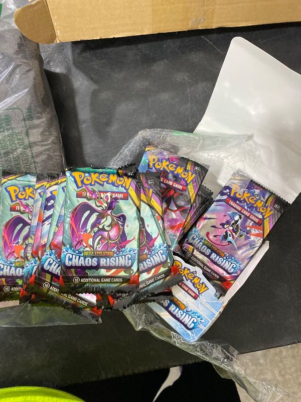 Photo 1 of major damage----------------------missing cards----------------------------Pokemon Sword & Shield Battle Styles Build and Battle Booster Kit