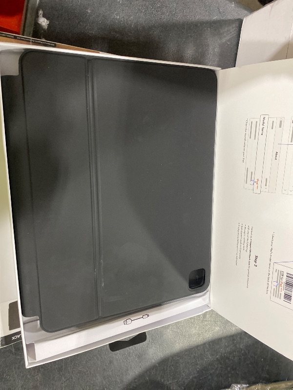 Photo 1 of ESR Keyboard Case for iPad Pro 12.9