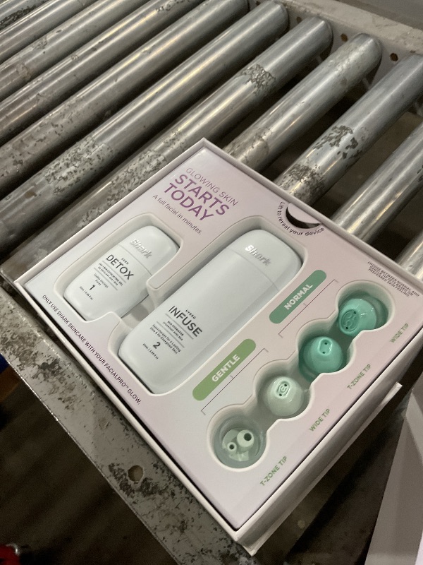 Photo 1 of Shark FacialPro Glow + DePuffi FH320PL Facial & Contrast Therapy