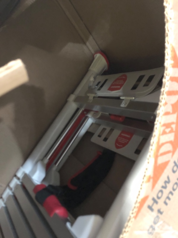 View 3 of ** may have a hard time collapsing **
AOPENG A-Frame Telescoping Ladder, 5 Step, 600lbs Capacity
