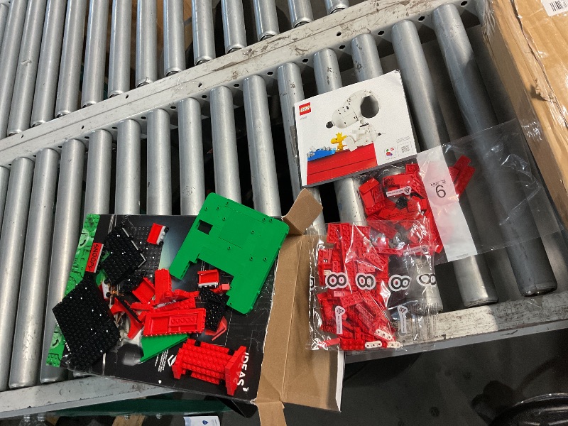 View 3 of ***PARTS ONLY / missing parts ***
LEGO Ideas Peanuts: Snoopy's Doghouse 21368