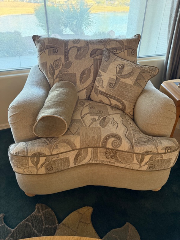 Photo 1 of 7’ TRADITIONAL-STYLE BEIGE PATTERNED FABRIC SOFA W ROLLED ARMS & ACCENT PILLOWS