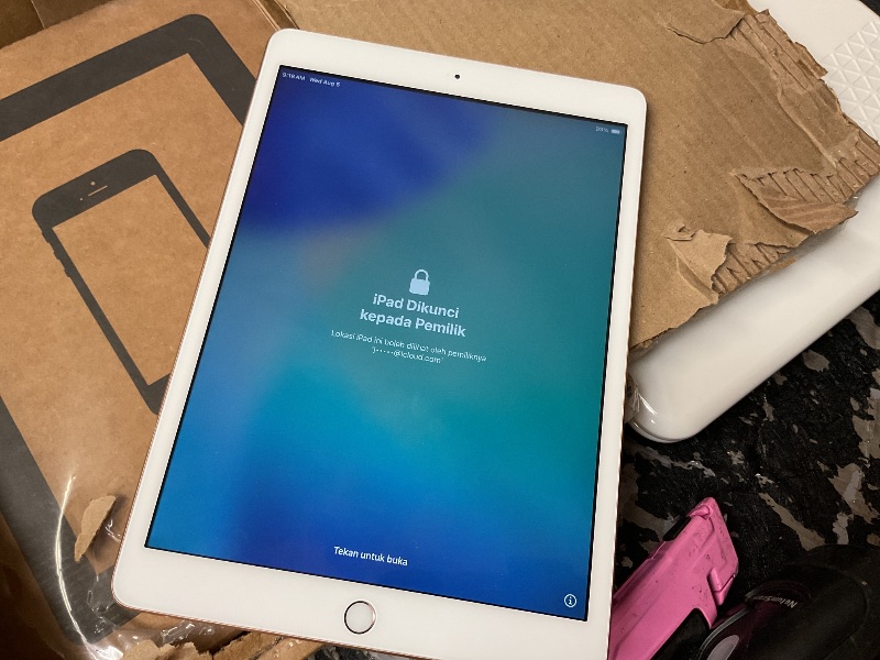 Photo 1 of Apple iPad (10.2-inch, Wi-Fi, 32GB) - Gold (Latest Model, 8th Generation) (Renewed)