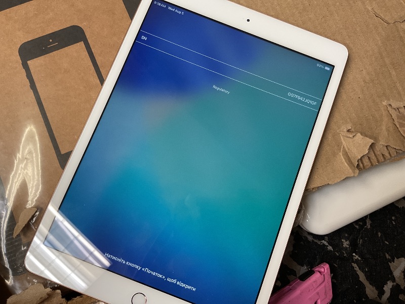 Photo 1 of Apple iPad (10.2-inch, Wi-Fi, 32GB) - Gold (Latest Model, 8th Generation) (Renewed)