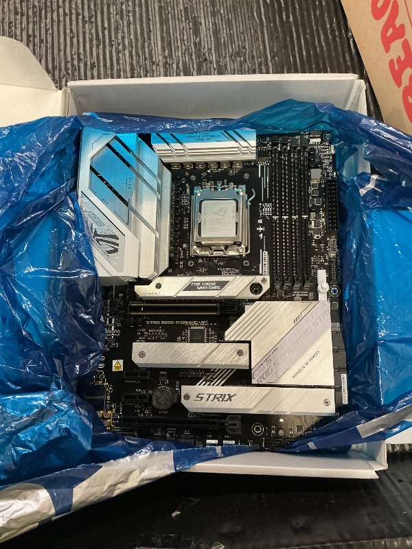 Photo 1 of Asus ROG Strix B650-A Gaming WiFi AMD B650 AM5 DDR5 6400 DP HDMI 3x M2 USB3.2 WiFi 6E + BT AURA RGB 2.5Gbit LAN ATX Armoury Crate, AI Suite 3, PCIe Slot Q-Release