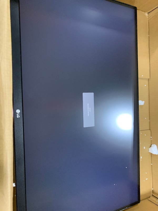 Photo 1 of LG 27UP850-W Monitor 27” UHD (3840 x 2160) IPS Display, VESA DisplayHDR 400, DCI-P3 95% Color Gamut, USB-C,3-Side Virtually Borderless Display, Height/Pivot/Tilt Adjustable Stand - Silver
