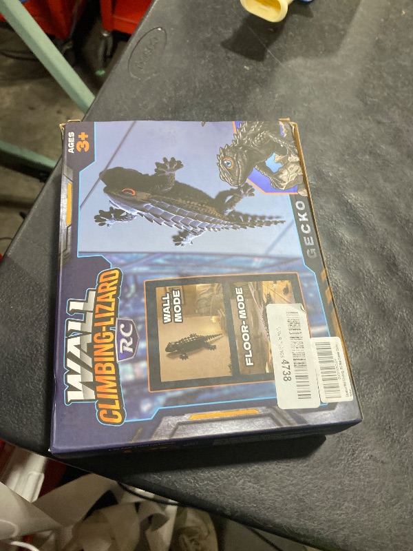 Photo 1 of Loueouv RC Wall Climbing Gecko, Rechargeable Remote Control Robot for Kids