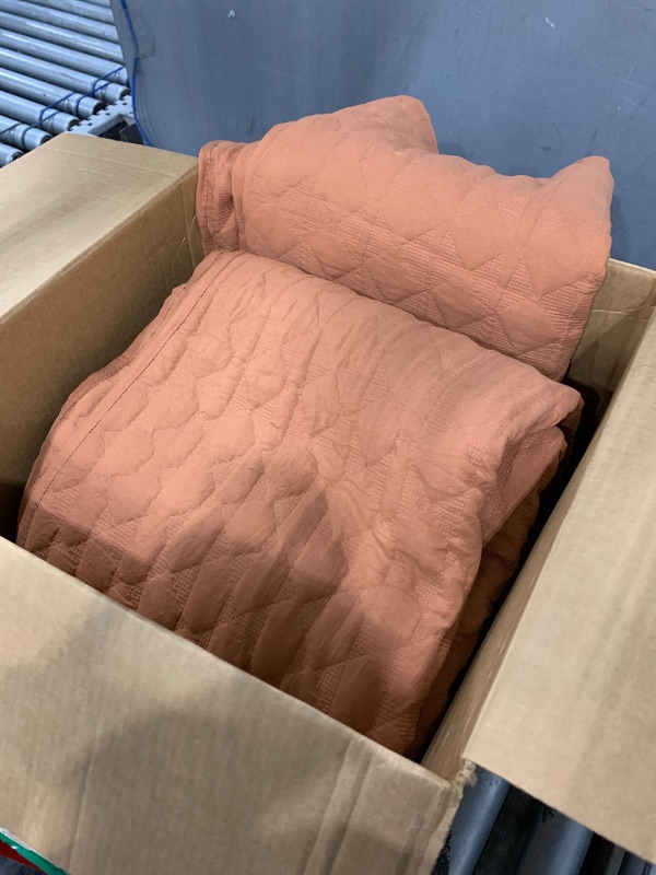 View 1 of 100% Polyester King Blanket with matching pillow cases.