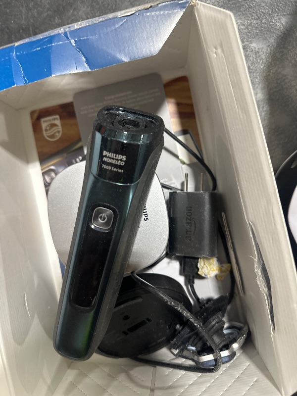 View 4 of Philips Norelco 7900 Shaver