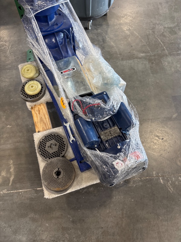Photo 1 of 220V Pellet Grinder Machine 4 Head Rollers w/ 6 Grinding Discs