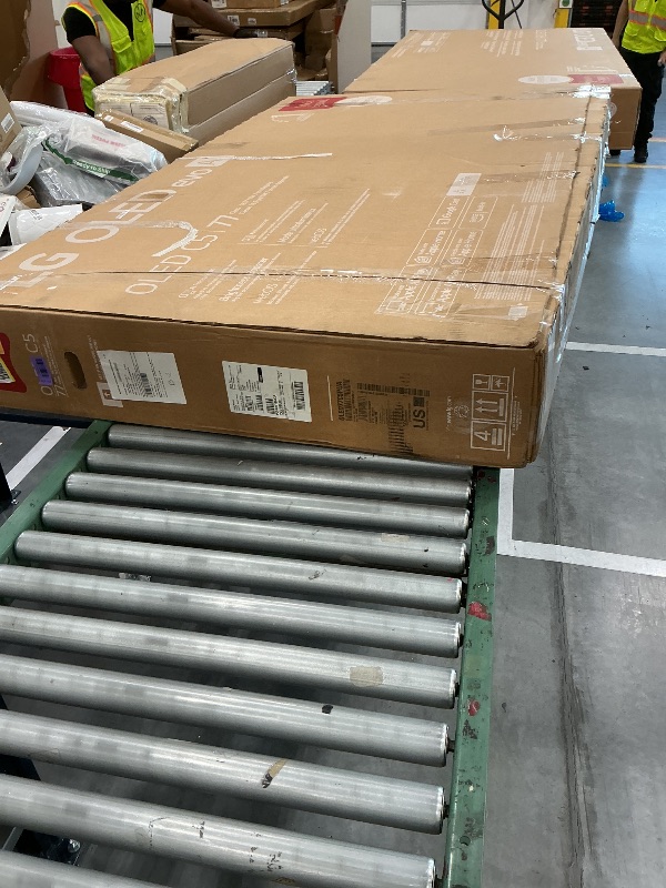 Photo 1 of FOR PARTS TV DOES NOT FUNCTION MAJOR DAMAGE ******LG 77-Inch OLED evo AI 4K C5 Series Smart TV (OLED77C5PUA, 2025)