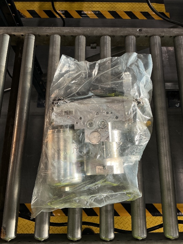 Photo 1 of GM Genuine Parts 25914986 Brake Pressure Modulator Valve