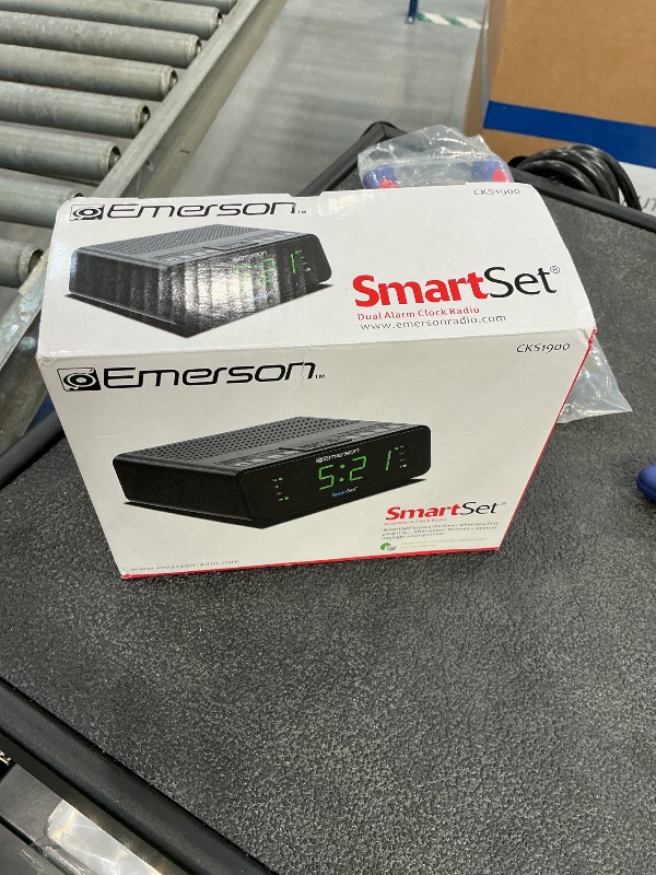 Photo 1 of Emerson SmartSet Dual Alarm Clock Radio with AM/FM, Auto Time Setting, Sleep Timer, Snooze, 20 Presets, Easy-to-Read .9-inch Jade Green Dimmable LED Display, CKS1900
