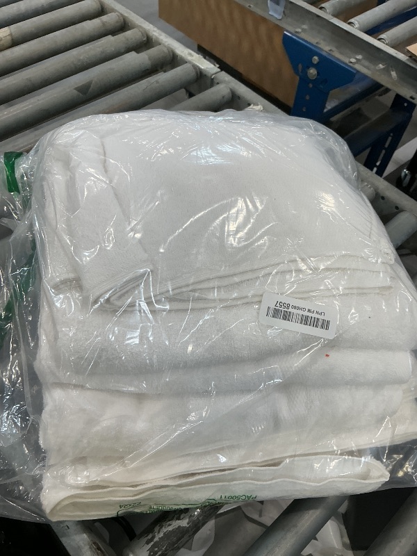 Photo 1 of White Bath Towels 24x50 Inch, 6 Pack - Extra Absorbent Cotton Towel Set for Bathroom