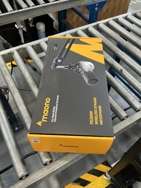 Photo 1 of MAONO PD200W Hybrid Wireless Podcast Microphone for PC, Dynamic XLR USB Mic