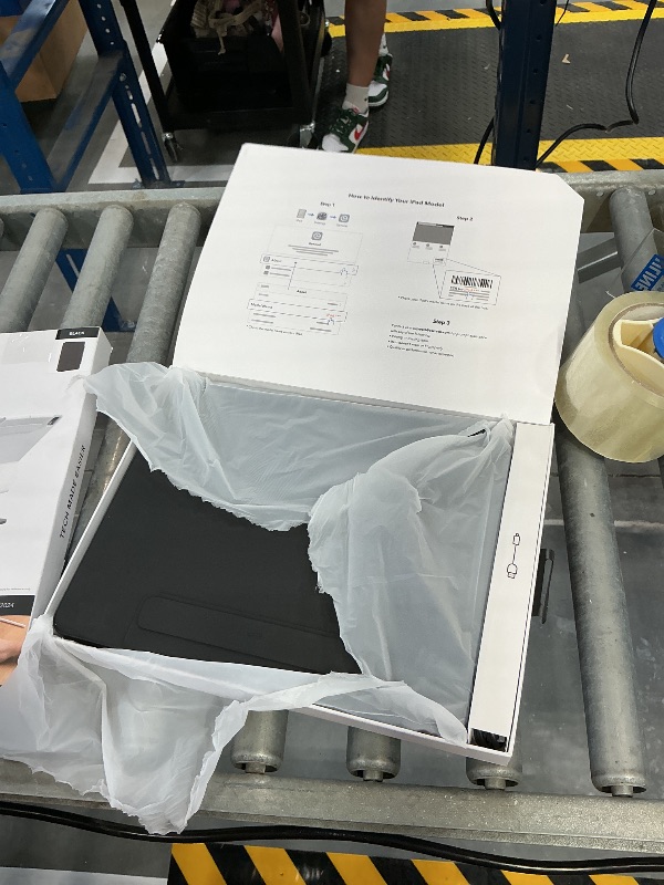 Photo 1 of SOME KEYS DO NOT FUNCTION ****ESR iPad Pro 13" Keyboard Case M5/M4