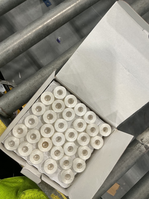 Photo 1 of Thread white