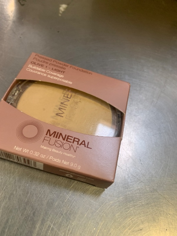 Photo 1 of Mineral Fusion Pressed Powder Foundation (Olive 1)