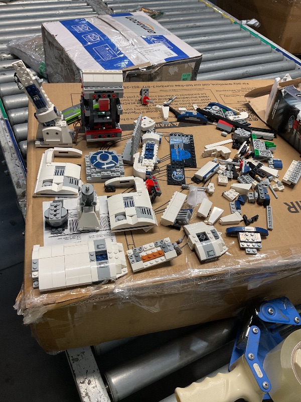 View 4 of ***MISSING PARTS***LEGO Star Wars R2-D2 Building Set 75379