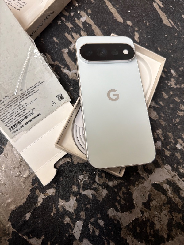 Photo 1 of Google Pixel 11 Pro - Unlocked Smartphone, Gemini - 256 GB - Fog