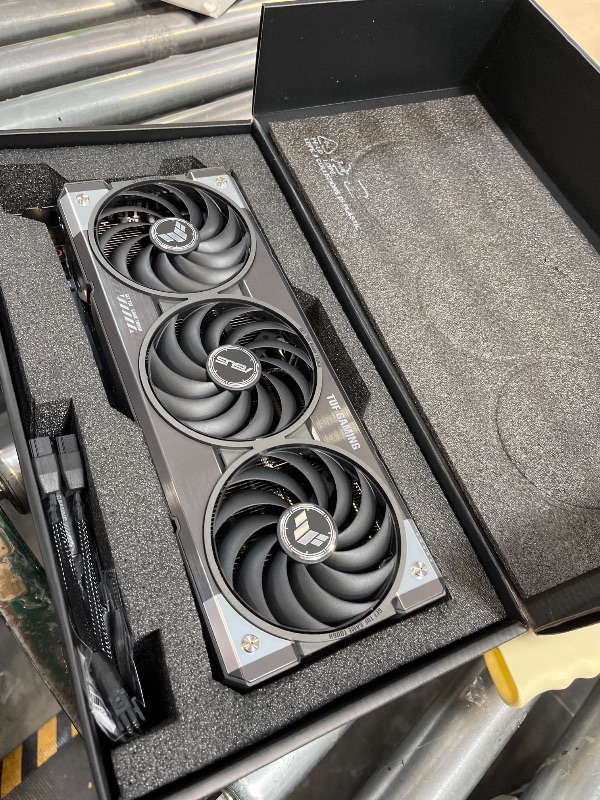 Photo 1 of ASUS TUF Gaming GeForce RTX 5070 OC Graphics Card