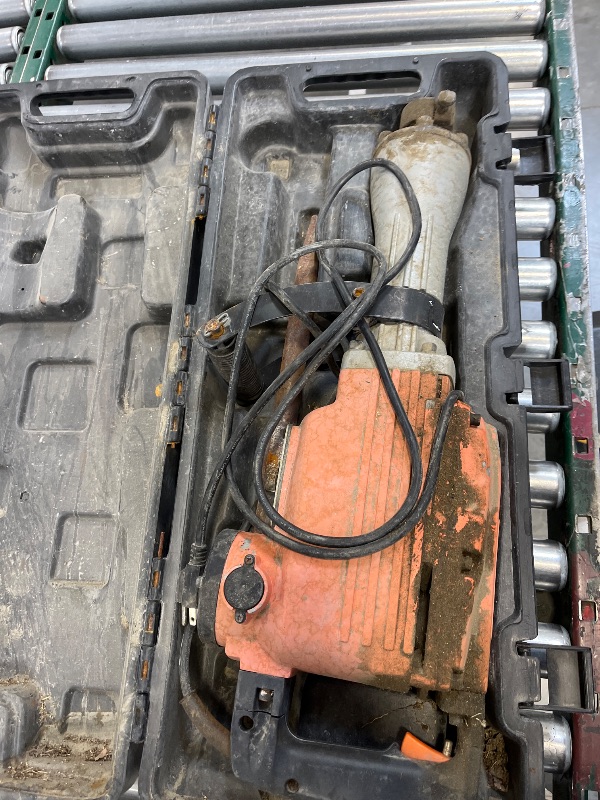 Photo 1 of VEVOR Demolition Jack Hammer Concrete Breaker 2200W Electric Hammer 2 Chisel Bits----USED AND RUSTED CLEANING NEEDED 
