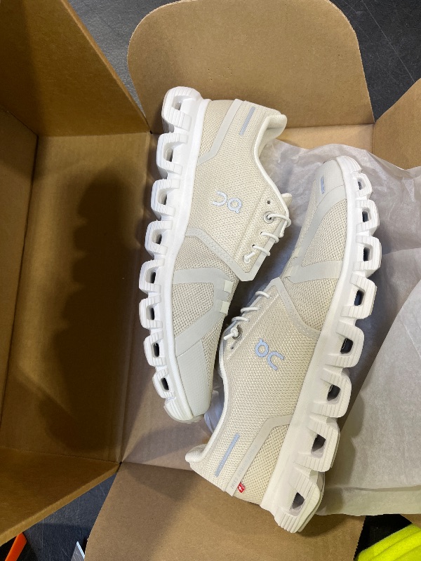 Photo 1 of On Women's Cloud 6 Sneakers size 9W
