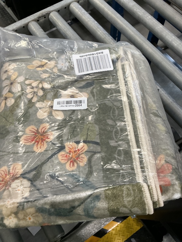 Photo 1 of Wonnitar 4x6 Washable Area Rug, Green Floral Rug for Living Room, Boho Rug for Bedroom, Non Slip Ultra Thin Entryway Carpet, Farmhouse Kitchen Home Office Decor (4x6 Green)