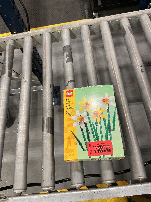 Photo 1 of LEGO Daffodils Building Set 40747